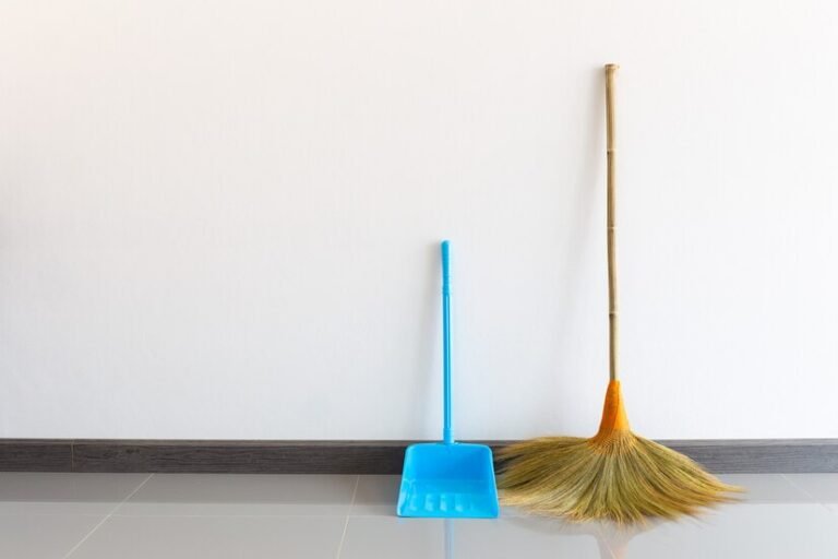 broom-made-grass_50944-696 (1)